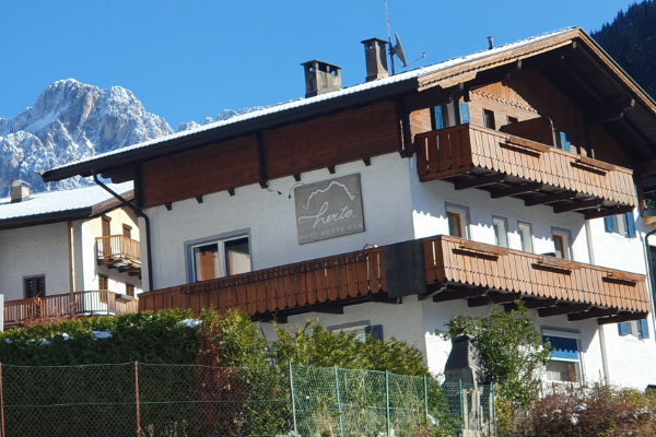 Haus Herta und Rosengarten im Hintergrund